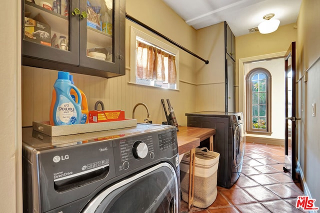 laundry area with tile patterned flooring and independent washer and dryer