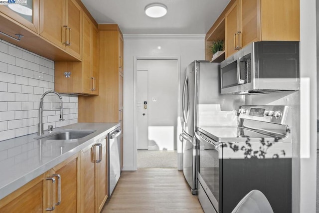 kitchen featuring sink, backsplash, stainless steel appliances, crown molding, and light wood-type flooring