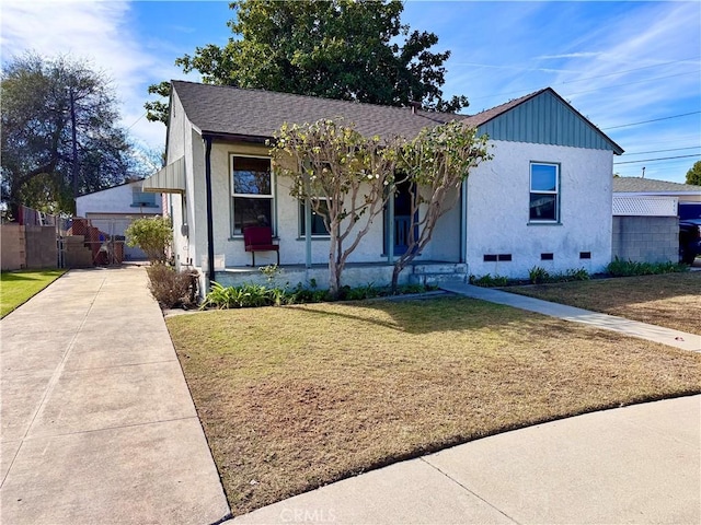 view of front of house with a front lawn