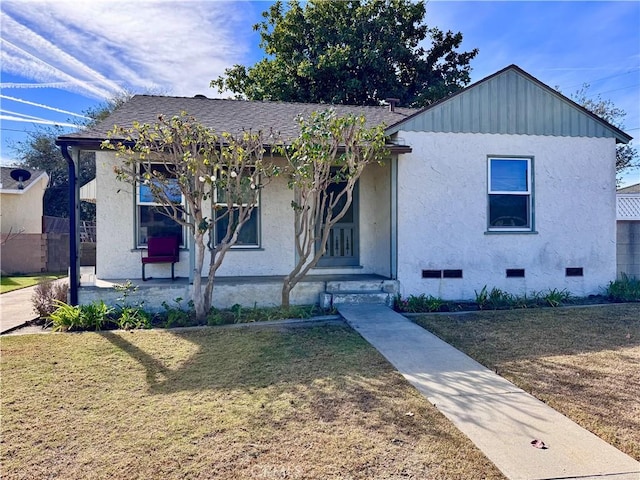 view of front of property featuring a front yard