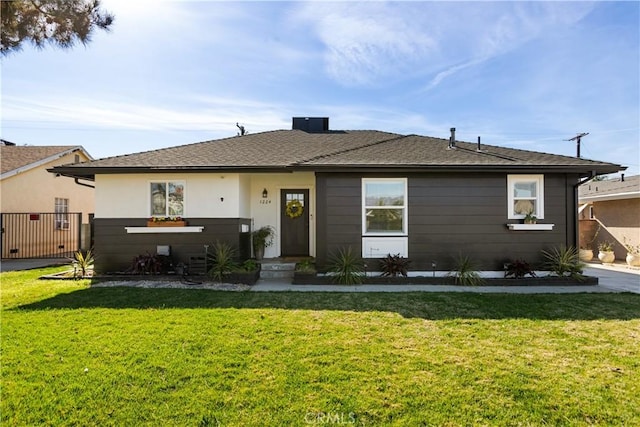 view of front facade with a front lawn