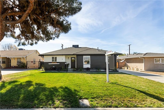 single story home featuring a front lawn