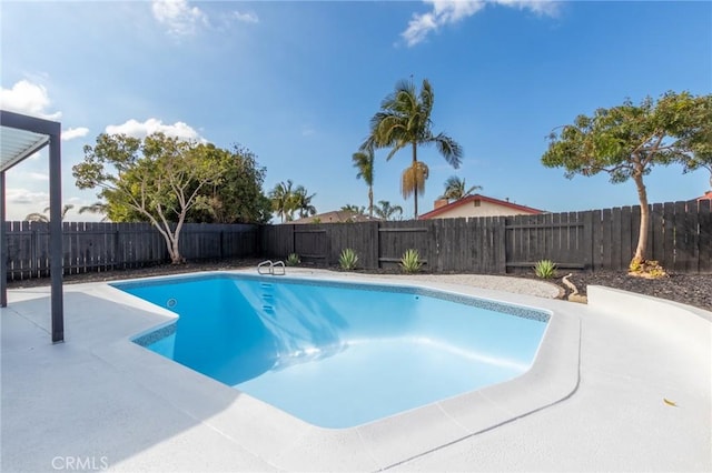 view of swimming pool