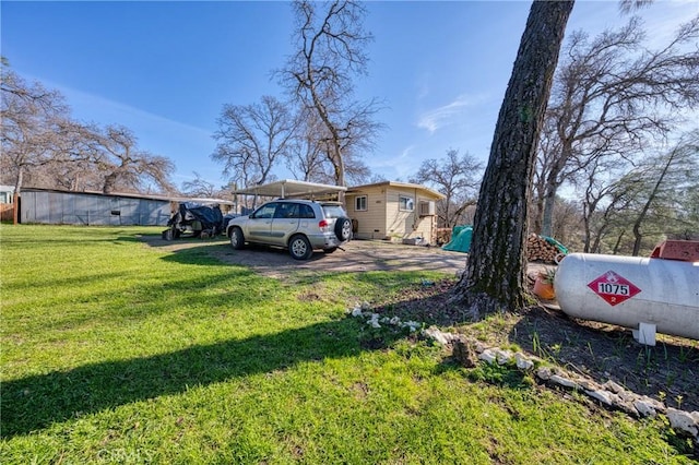 view of yard with an outbuilding