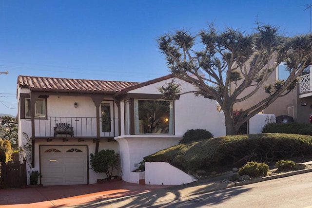 view of front of property featuring a garage