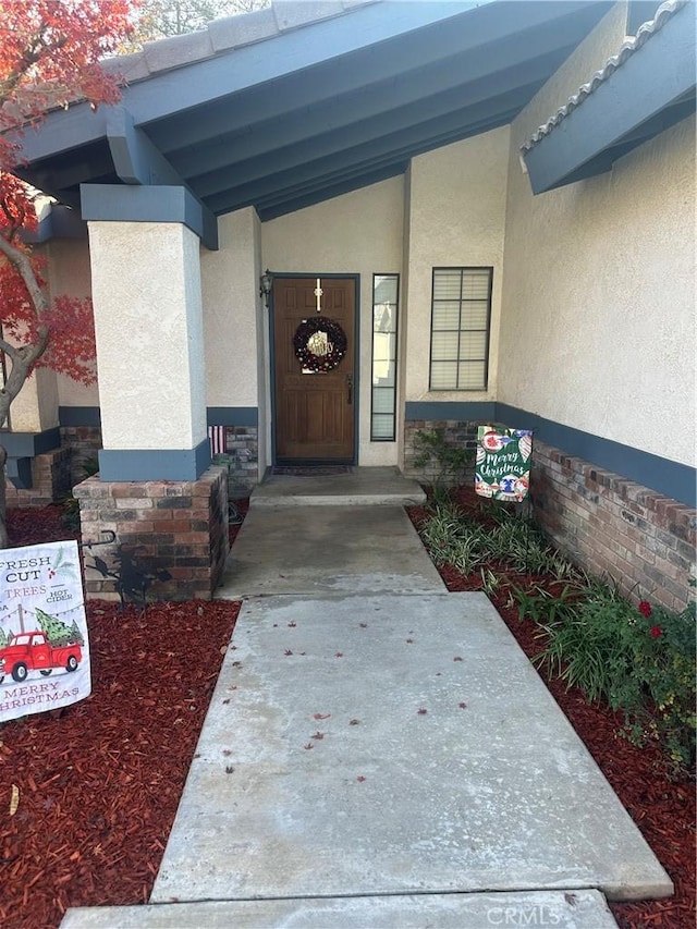 property entrance with stucco siding