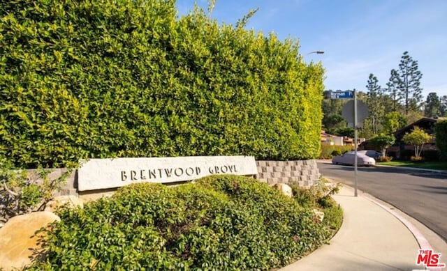 view of community / neighborhood sign