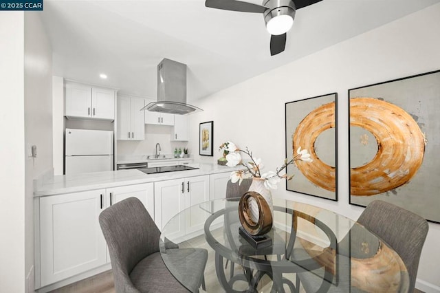 dining area with sink and ceiling fan