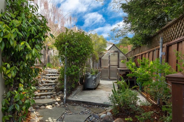 view of yard featuring an outdoor structure