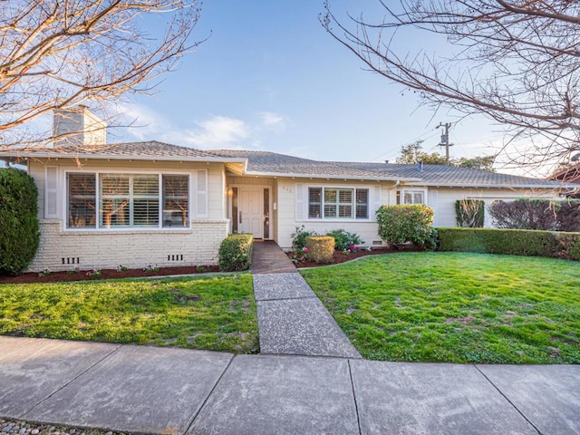 ranch-style home featuring a front lawn