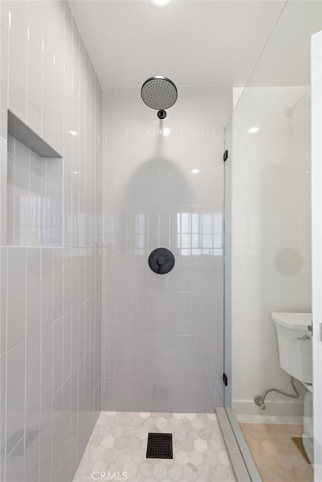 bathroom featuring tiled shower