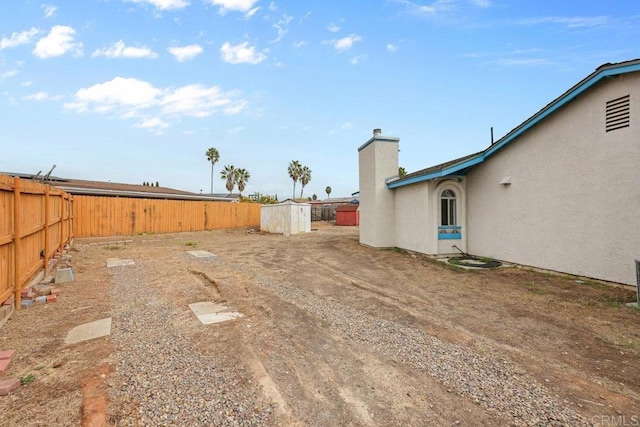 view of yard featuring a storage unit