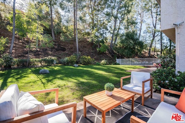 view of yard featuring a patio area