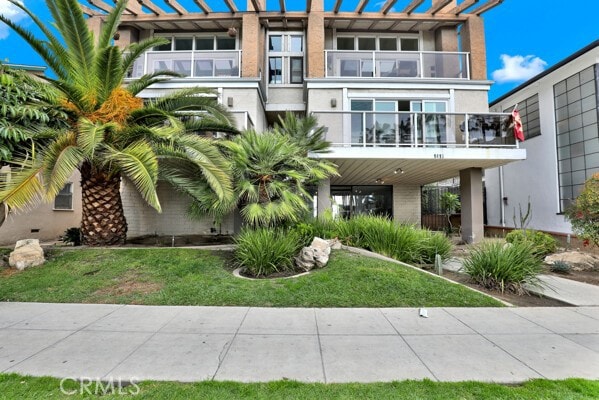 view of front of home featuring a front lawn