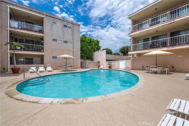 view of swimming pool featuring a patio