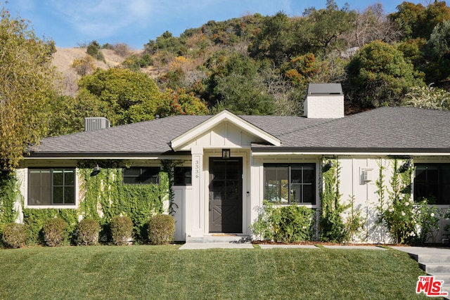 view of front of property featuring a front yard