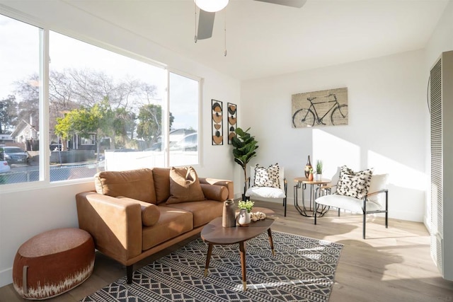 sunroom with ceiling fan