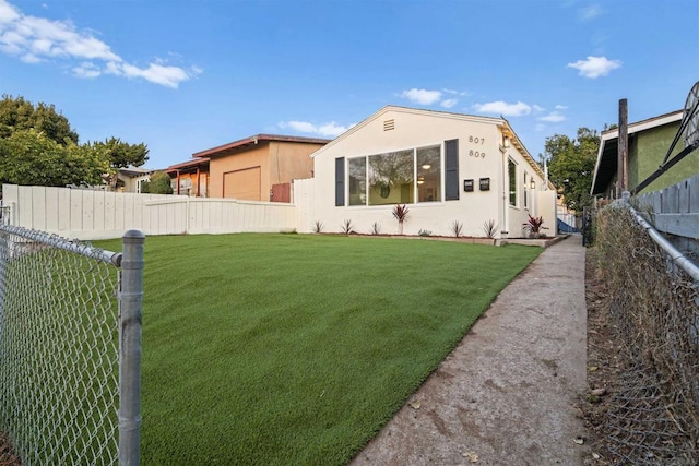 view of front of property featuring a front yard