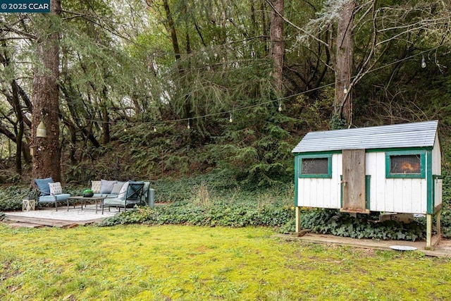 view of yard featuring an outdoor living space and a storage unit