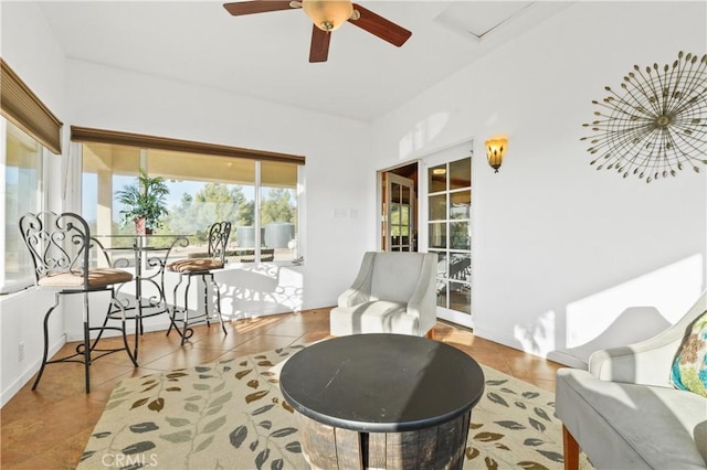 sunroom with ceiling fan