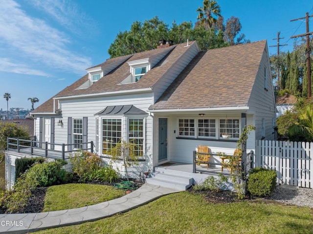 view of front of property with a front yard