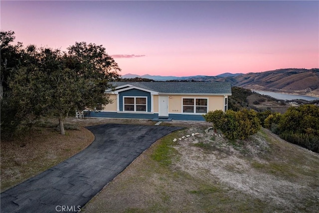 ranch-style home with a mountain view