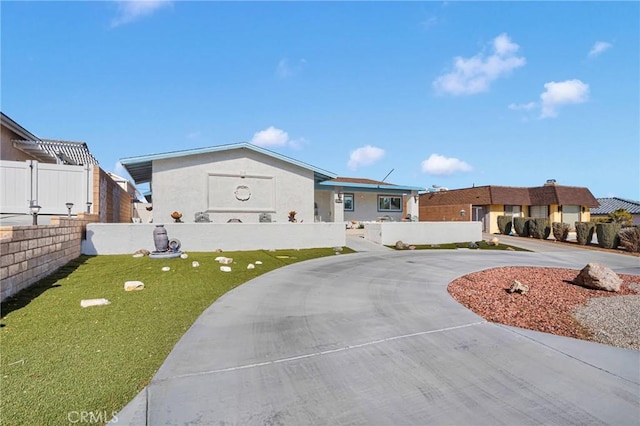 view of front of home featuring a front lawn