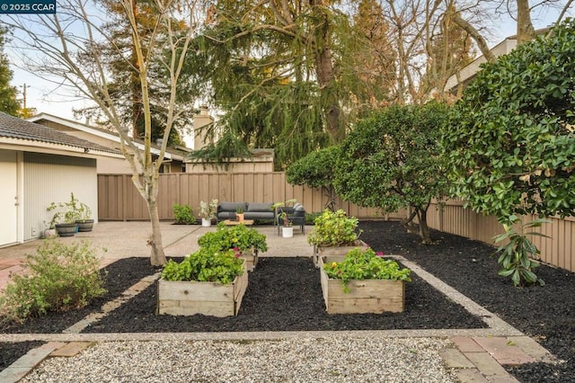 view of yard featuring an outdoor hangout area