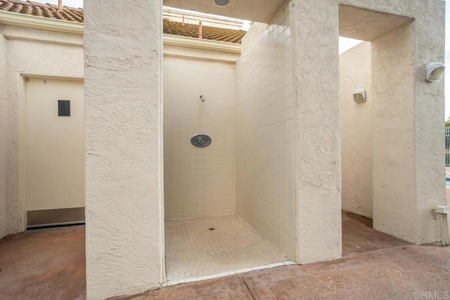 bathroom featuring a tile shower