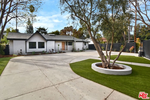 view of front of home featuring a front yard