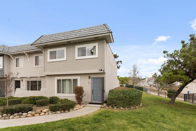 view of front of property featuring a front lawn