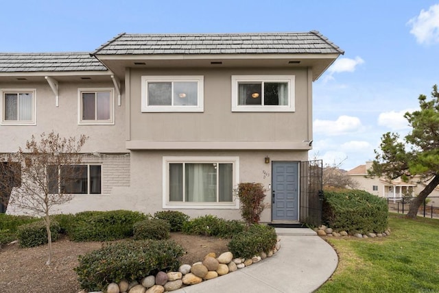 view of front of home featuring a front lawn