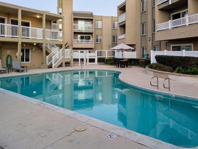 view of swimming pool