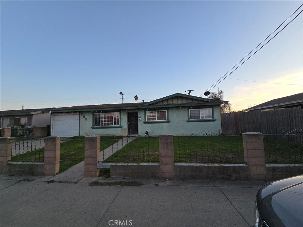 single story home featuring a garage