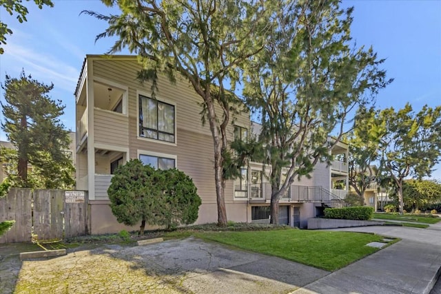 view of front of property featuring a front yard