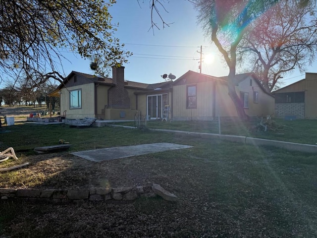 view of front of home featuring a front lawn