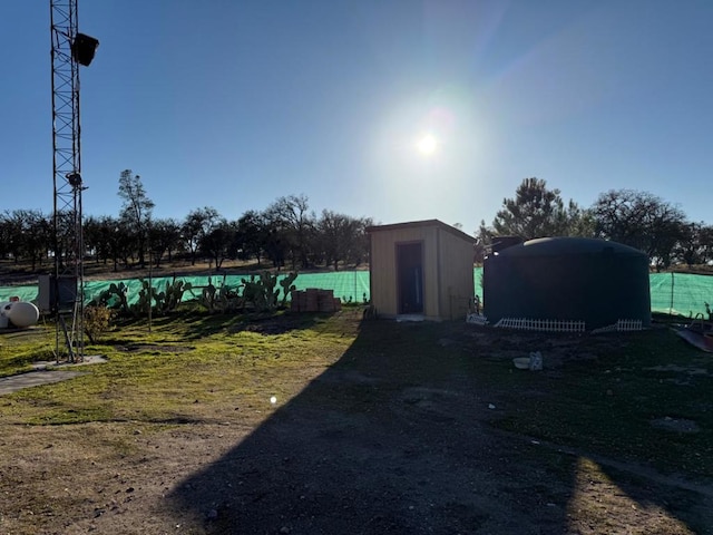 view of yard featuring a shed