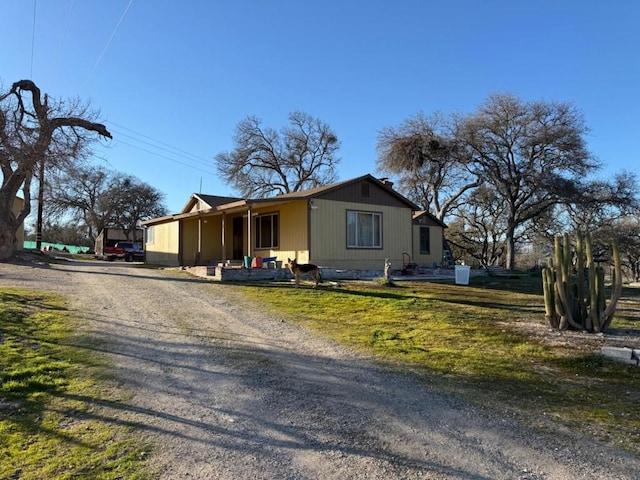 view of front facade featuring a front lawn