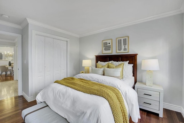 bedroom featuring ornamental molding, dark hardwood / wood-style flooring, and a closet