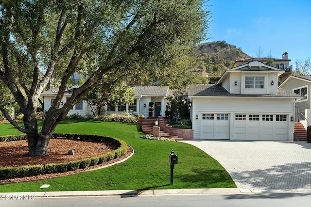 view of front facade featuring a garage and a front yard