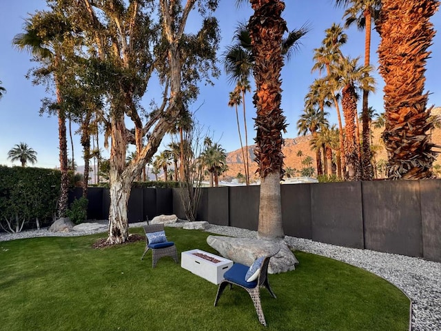 view of yard featuring a mountain view