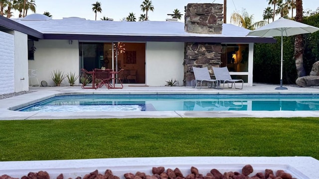 view of swimming pool with a patio and a lawn