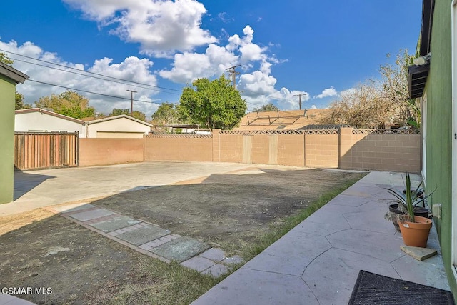 view of yard featuring a patio