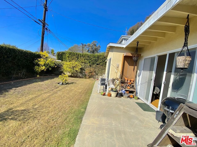 view of yard featuring a patio