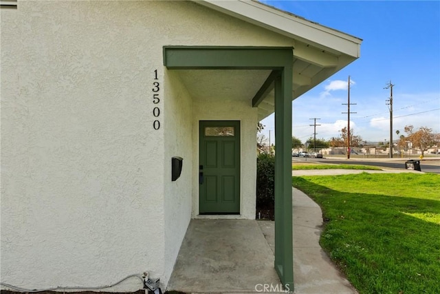 property entrance featuring a yard