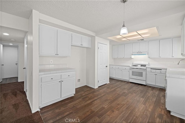 kitchen featuring decorative light fixtures, white cabinetry, dark hardwood / wood-style flooring, white range with gas cooktop, and a textured ceiling