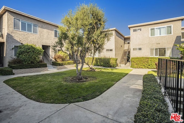 view of property's community featuring a lawn