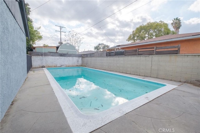 view of swimming pool