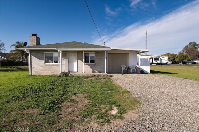 view of front of house featuring a front lawn