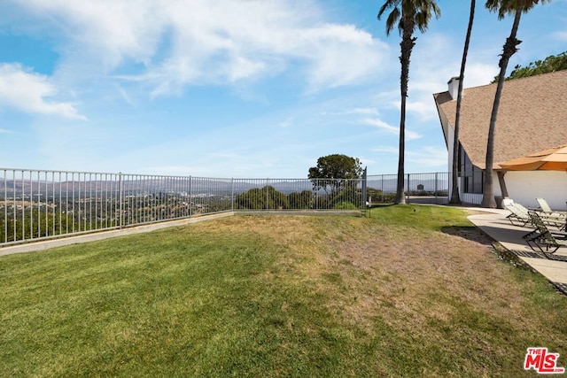 view of yard featuring a patio